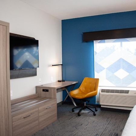 Holiday Inn Express & Suites Overland Park By Ihg Bagian luar foto
