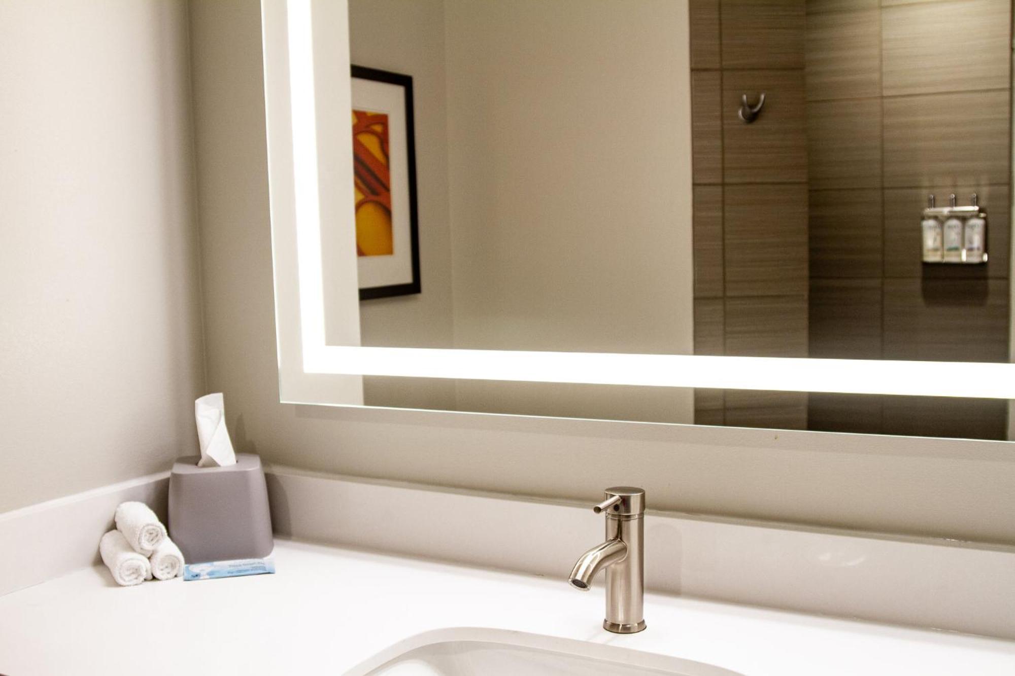 Holiday Inn Express & Suites Overland Park By Ihg Bagian luar foto