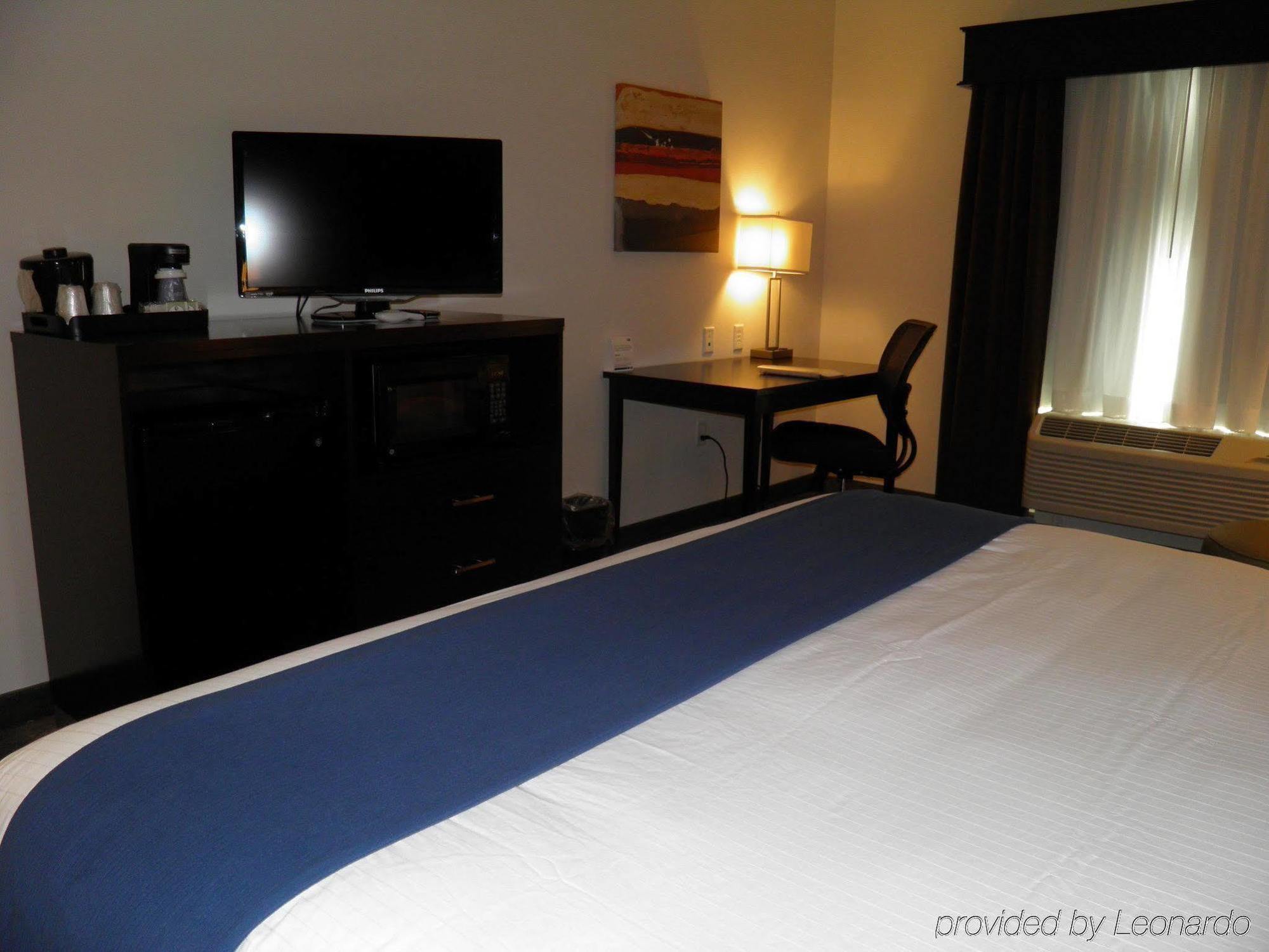 Holiday Inn Express & Suites Overland Park By Ihg Bagian luar foto