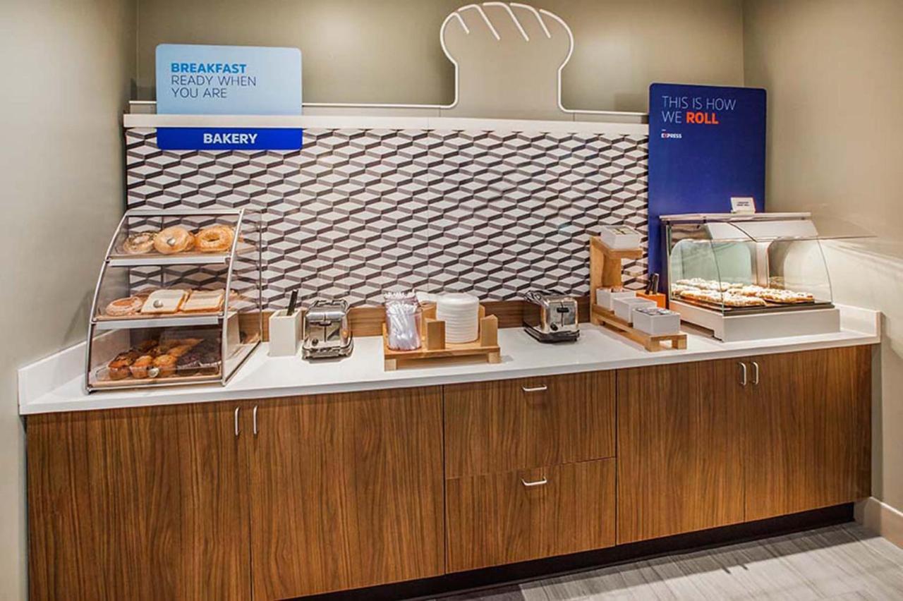 Holiday Inn Express & Suites Overland Park By Ihg Bagian luar foto
